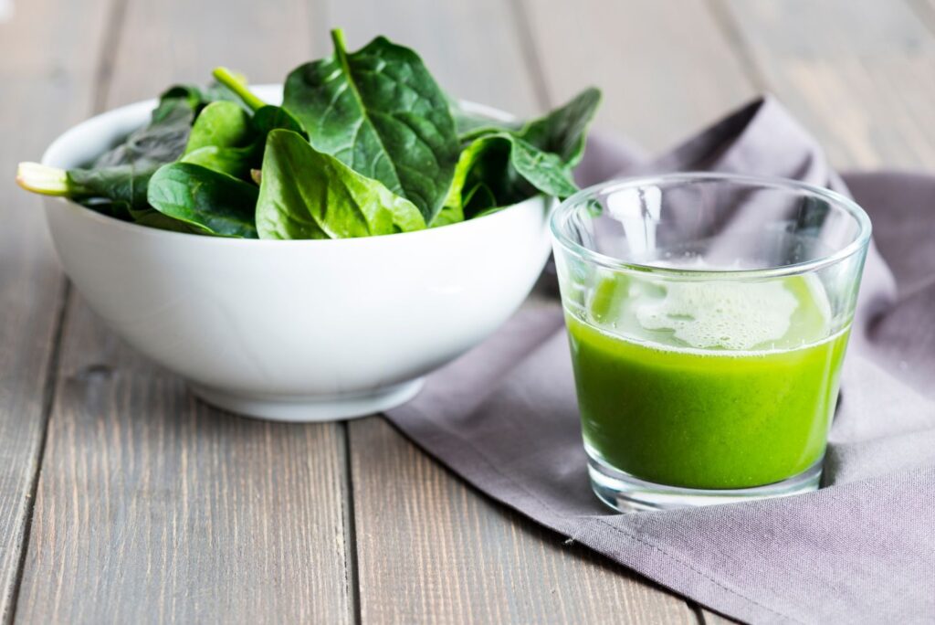 Health Uses of Spinach Juice & How to Make at Home - NaturalTreatment.com