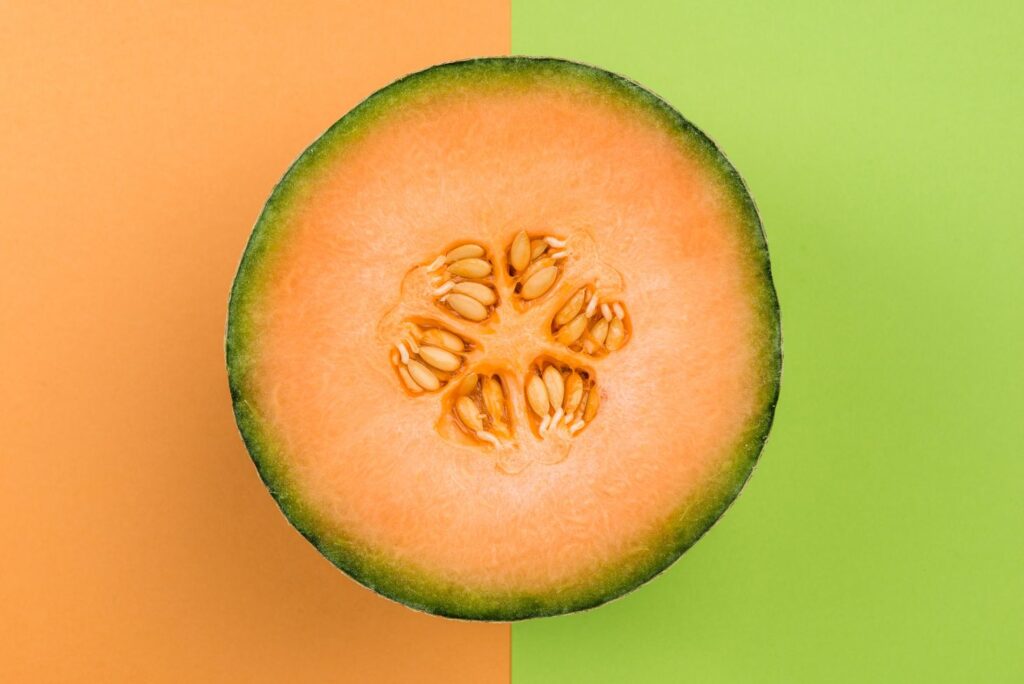 Take three hundred grams of cantaloupe, peeled and cut into slices, and put it in a mixer, to which 2-3 teaspoons of honey are added. This entire mixture is mixed and a nectar of a yellow color is obtained, extremely intoxicating, which can be consumed as a tonic and refreshment.