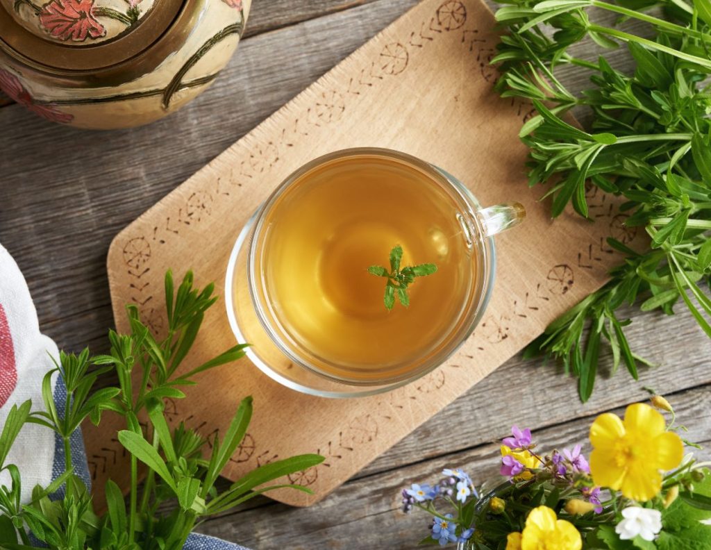 How to Make Cleavers Tea and Use at Home - Cleavers Uses - MyNaturalTreatment.com